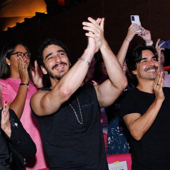 Danielle Winits foi prestigiada pela mãe e pelo irmão na estreia VIP de 'Meninas Malvadas - O Musical'