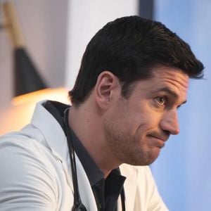 Em publicação no Instagram, Marcos Pigossi apresenta o Dr. Beau e avisa que sua chegada promete complicar a trama médica