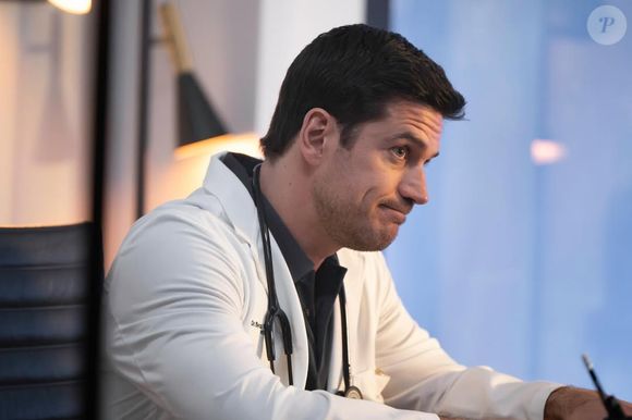 Em publicação no Instagram, Marcos Pigossi apresenta o Dr. Beau e avisa que sua chegada promete complicar a trama médica