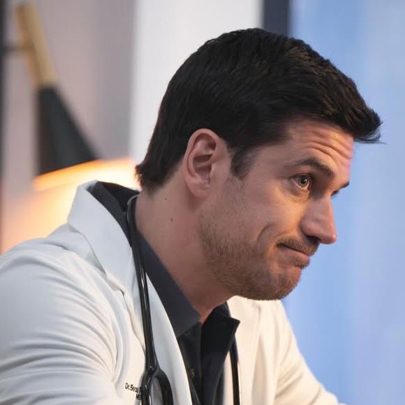 Em publicação no Instagram, Marcos Pigossi apresenta o Dr. Beau e avisa que sua chegada promete complicar a trama médica