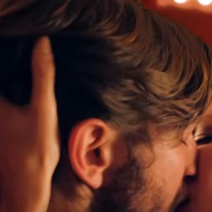 Gisele corre em busca do homem e o encontra em um bar, assistindo a um show. Ao se aproximar, ela o beija e encerra a cena com um sorriso