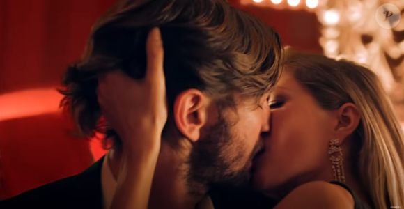 Gisele corre em busca do homem e o encontra em um bar, assistindo a um show. Ao se aproximar, ela o beija e encerra a cena com um sorriso