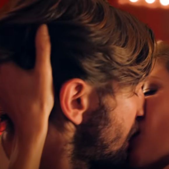 Gisele corre em busca do homem e o encontra em um bar, assistindo a um show. Ao se aproximar, ela o beija e encerra a cena com um sorriso