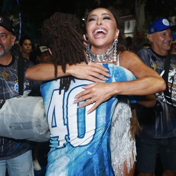 Sabrina Sato encontrou com filho do mestre da bateria da escola de samba, Enzo Oliveira, durante ensaio de rua da Vila Isabel para o carnaval 2025
