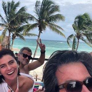 Neste sábado (04), Giovanna Antonelli apareceu ao lado de Murilo Benício e Leonardo Nogueira, seu ex e atual, em uma foto na viagem