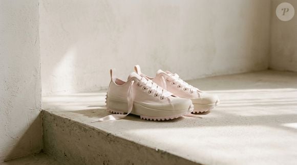 Para variar as combinações, o tênis de plataforma rosa-claro pode acompanhar jeans de corte reto, camisas claras e blusas em tons pastel. Os cadarços de cetim acrescentam um toque romântico, enquanto o solado tratorado preserva a proposta urbana do calçado