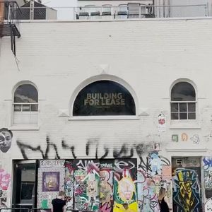 O Atelier Jolie ocupa um histórico prédio da Great Jones Street, em Nova York, que já esteve ligado aos artistas Andy Warhol e Jean-Michel Basquiat
