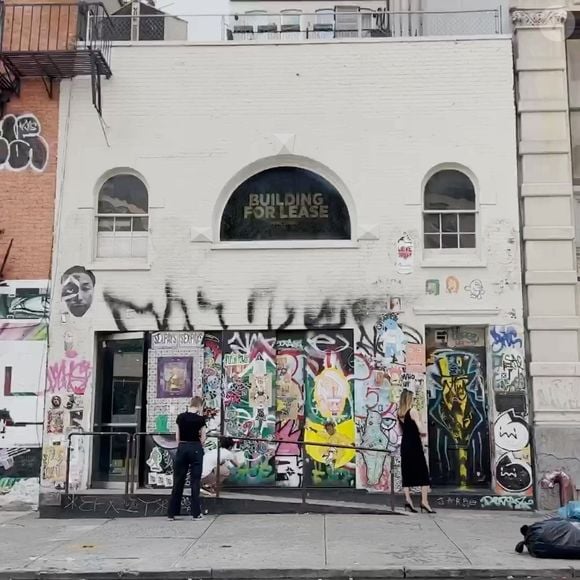 O Atelier Jolie ocupa um histórico prédio da Great Jones Street, em Nova York, que já esteve ligado aos artistas Andy Warhol e Jean-Michel Basquiat