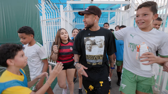 Incluído na pré-lista de 55 jogadores enviada à Fifa, Neymar Jr. voltou ao Jardim Glória, em Praia Grande, e explicou que escolheu instalar o Instituto Neymar Jr. no bairro por conhecer de perto as necessidades da comunidade