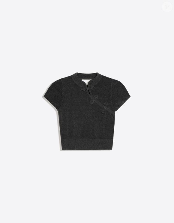 O suéter cinza da Bershka aposta em uma releitura oriental de um clássico do guarda-roupa. A peça combina minimalismo japonês, elegância e glamour contemporâneo, sem precisar de grandes adornos ou cores vibrantes para se destacar na primavera