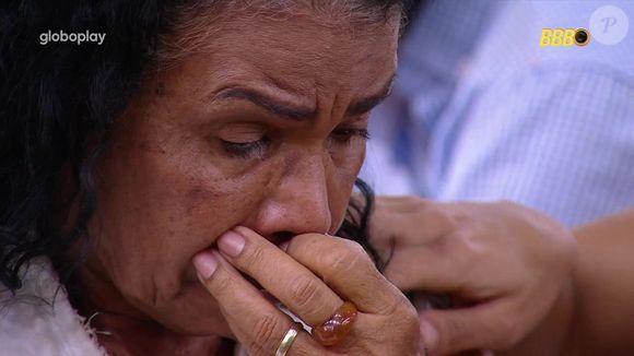 Vilma chorou copiosamente ao ver o filho sendo eliminado do 'BBB 25'