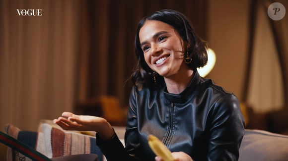 O aerolook de Bruna Marquezine em Milão também contou com um suéter estruturado da Toteme, avaliado em R$ 9.953, e uma calça Gala da The Row, de aproximadamente R$ 13.831