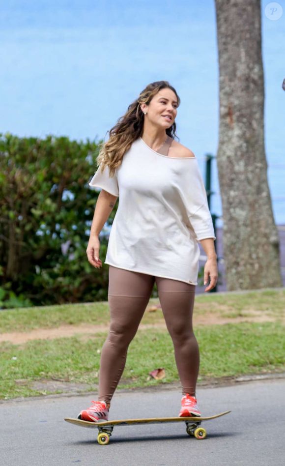 Heleninha (Paolla Oliveira) e Renato (João Vicente de Castro): rola um clima após o rapaz fazer fotos da filha de Odete Roitman (Debora Bloch) na novela 'Vale Tudo', capítulo de segunda-feira 8 de setembro de 2025