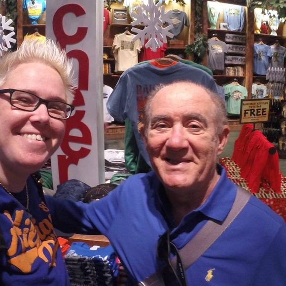 Filha de Renato Aragão, Juliana Aragão alega ter recebido só R$ 77 mil da 'dívida' em dinheiro do pai com ela