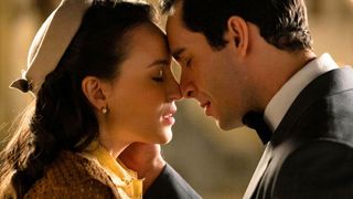 Quando acontece o 1º beijo de Estela e Celso em 'Êta Mundo Melhor'? Larissa Manoela define personagem após reviravolta na novela: 'Ela é uma...'