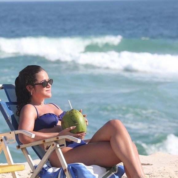 Maisa Silva, de biquíni hot pants, tomou água de coco e renovou o bronzeado na véspera da Páscoa 2025