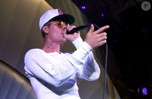 Segundo informações do RadarOnline, Justin Bieber teria ficado 'com o coração partido', após a notícia do noivado da atriz e de Blanco vir à tona.