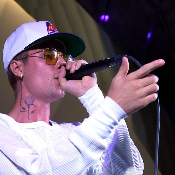 Segundo informações do RadarOnline, Justin Bieber teria ficado 'com o coração partido', após a notícia do noivado da atriz e de Blanco vir à tona.
