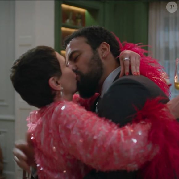 Celina e Olavo se beijam em 'Vale Tudo'