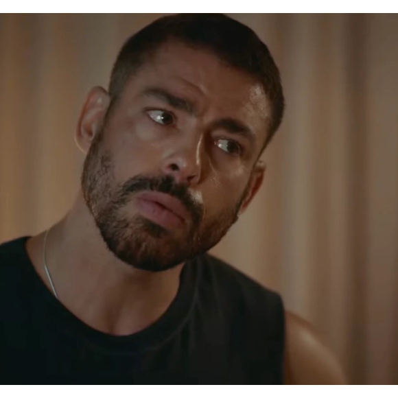 Em 'Vale Tudo', César (Cauã Reymond) será pego na cama com Fátima (Bella Campos)