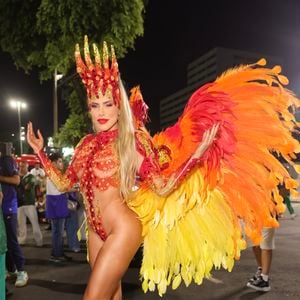 Erika Schneider usou uma indumentária com cerca de 15 mil cristais bordados à mão, costeiro feito do vermelho pro amarelo remete a uma chama.