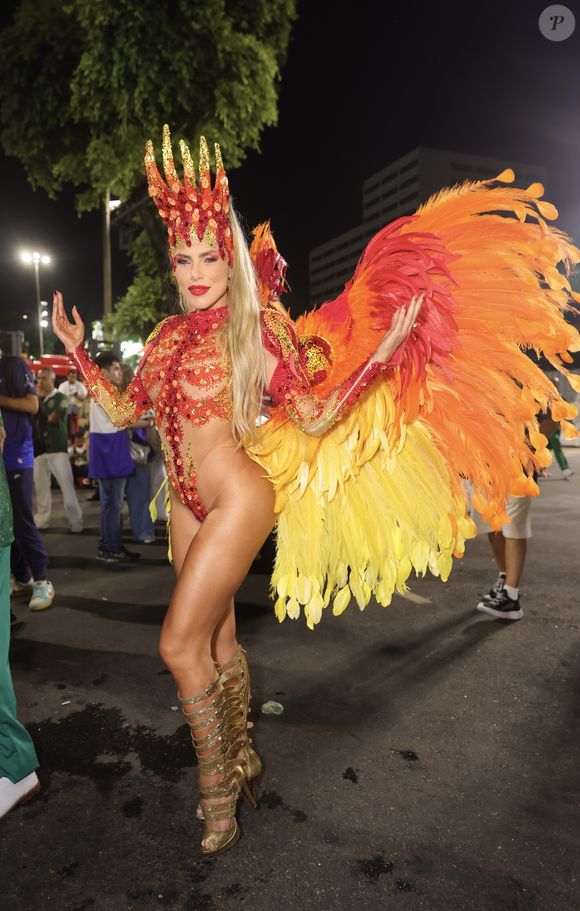 Erika Schneider usou uma indumentária com cerca de 15 mil cristais bordados à mão, costeiro feito do vermelho pro amarelo remete a uma chama.