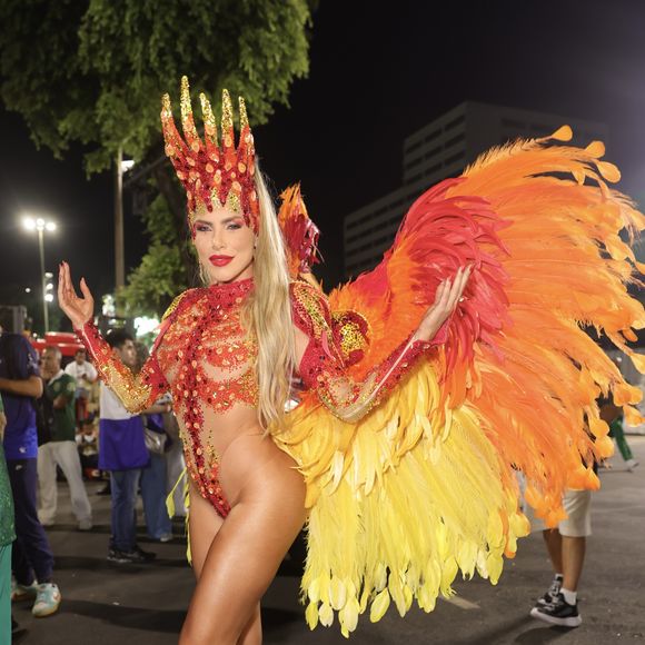 Erika Schneider usou uma indumentária com cerca de 15 mil cristais bordados à mão, costeiro feito do vermelho pro amarelo remete a uma chama.