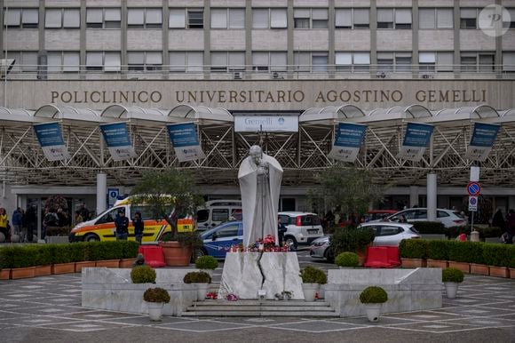 Papa Francisco foi internado em 14 de fevereiro de 2025; uma semana depois, médicos estipularam em no mínimo mais sete dias de internação