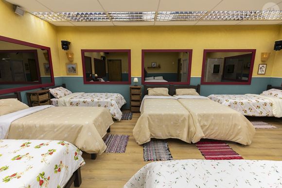 Imagens da Casa do Trampo mostram o ambiente simples do reality Casa do Patrão, onde os participantes precisam cumprir ordens do Patrão