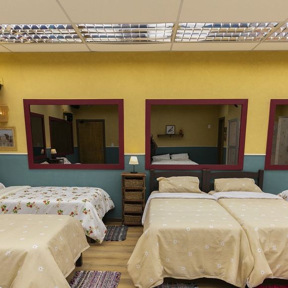 Imagens da Casa do Trampo mostram o ambiente simples do reality Casa do Patrão, onde os participantes precisam cumprir ordens do Patrão