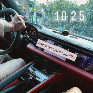 Em outra foto publicada por Carolina Dieckmmann, ela aparece dentro do carro de Marco Aurélio (Alexandre Nero).