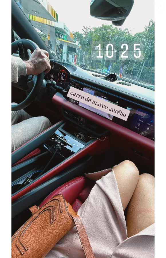 Em outra foto publicada por Carolina Dieckmmann, ela aparece dentro do carro de Marco Aurélio (Alexandre Nero).