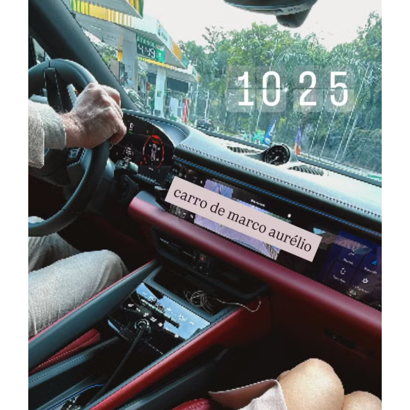 Em outra foto publicada por Carolina Dieckmmann, ela aparece dentro do carro de Marco Aurélio (Alexandre Nero).