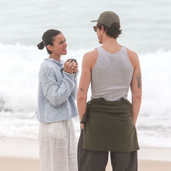 Namorados, Bruna Marquezine e Shawn Mendes conversaram bastante à beira