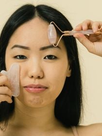 Pare de insistir em cremes caros! Uma médica chinesa especialista em acupuntura revela 3 dicas para acabar com o rosto inchado e conquistar um visual rejuvenescido