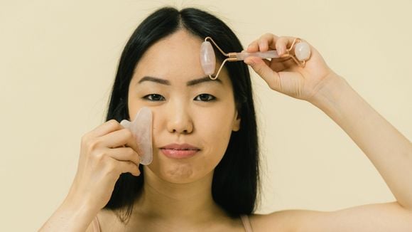 Pare de insistir em cremes caros! Uma médica chinesa especialista em acupuntura revela 3 dicas para acabar com o rosto inchado e conquistar um visual rejuvenescido