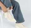 O novo Converse Chuck 70 De Luxe Pointed Hi prova que o clássico All Star entrou de vez na tendência fashionista: o modelo mistura bico fino, salto kitten heel e muito conforto para elevar até o look com jeans básico