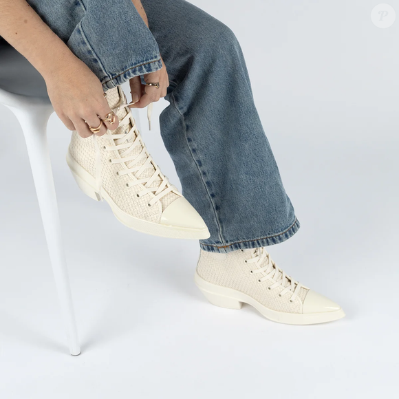 O novo Converse Chuck 70 De Luxe Pointed Hi prova que o clássico All Star entrou de vez na tendência fashionista: o modelo mistura bico fino, salto kitten heel e muito conforto para elevar até o look com jeans básico