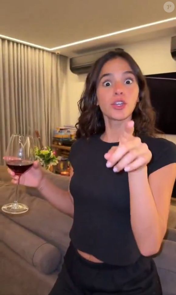 Bruna Marquezine e João Guilherme surgiram juntos ao som da música "Manchild", de Sabrina Carpenter