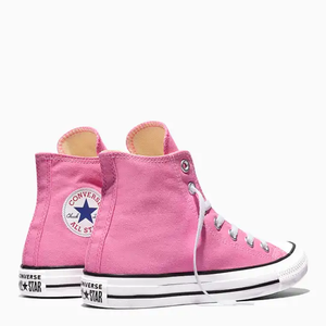 O All Star rosa prova que um tênis clássico pode ganhar uma nova leitura com uma simples mudança de cor, mantendo a estética reconhecível que atravessou gerações e continua presente nos looks de celebridades