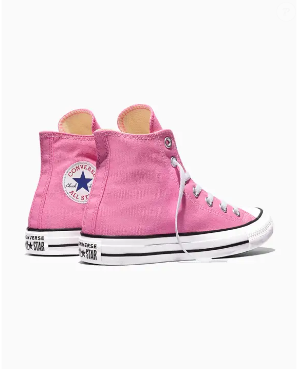 O All Star rosa prova que um tênis clássico pode ganhar uma nova leitura com uma simples mudança de cor, mantendo a estética reconhecível que atravessou gerações e continua presente nos looks de celebridades