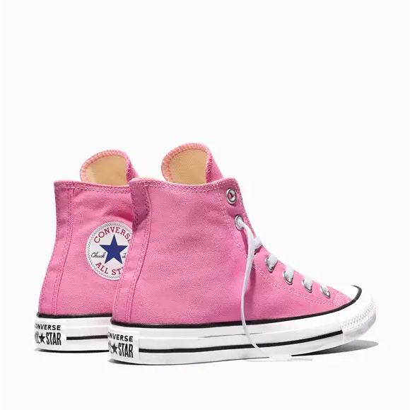 O All Star rosa prova que um tênis clássico pode ganhar uma nova leitura com uma simples mudança de cor, mantendo a estética reconhecível que atravessou gerações e continua presente nos looks de celebridades