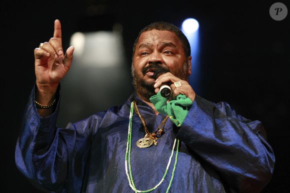 RIO DE JANEIRO, BRAZIL - AUGUST 11:   Arlindo Cruz performs during the 21st Brazilian Music Awards 2010 at the Theatro Municipal on August 11, 2010 in Rio de Janeiro, Brazil. (Photo by Buda Mendes/LatinContent via Getty Images)