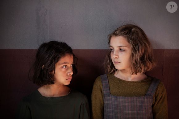 A trama acompanha Lenù e Lila, duas meninas que crescem em um ambiente hostil em Nápoles, em meados do século XX