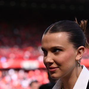 Aos 21 anos e dona de uma das marcas de beleza mais populares entre a Geração Z, Millie mostrou que, mesmo cercada pelo universo da beleza, prefere manter uma rotina simples, rápida e com poucos passos, ideal para quem vive na correria.