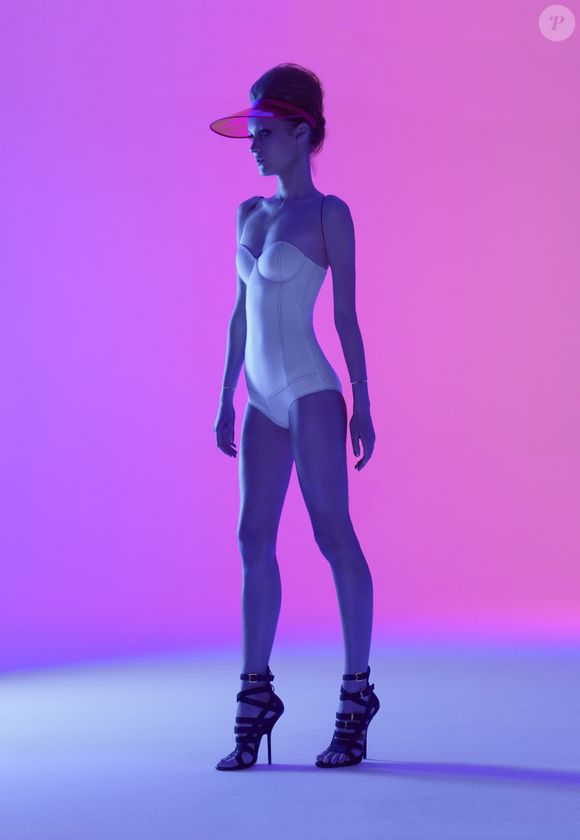 Uma tendência que antes parecia futurista agora ocupa as páginas das maiores publicações do mundo da moda: modelos geradas por inteligência artificial estão substituindo pessoas reais em editoriais de revistas