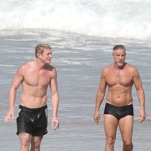 Marcello Novaes exibiu o físico definido aos 63 anos durante um mergulho no mar do Rio. O ator estava acompanhado do filho Pedro Novaes