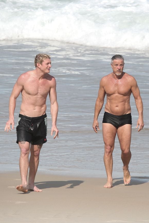 Marcello Novaes exibiu o físico definido aos 63 anos durante um mergulho no mar do Rio. O ator estava acompanhado do filho Pedro Novaes