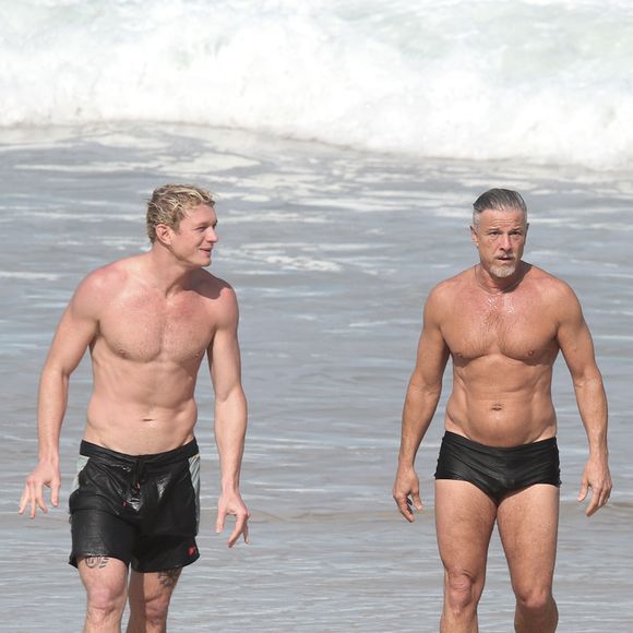 Marcello Novaes exibiu o físico definido aos 63 anos durante um mergulho no mar do Rio. O ator estava acompanhado do filho Pedro Novaes