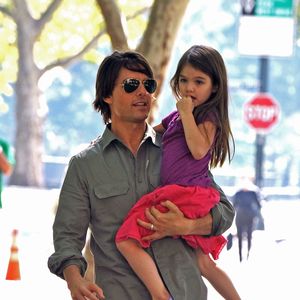 Segundo o Page Six, a decisão de retirar o sobrenome Cruise acontece após mais de uma década de especulações sobre o distanciamento entre Tom Cruise e a filha desde a separação de Katie Holmes, em 2012